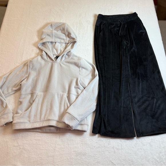 All in Motion White and Black Velvet Feeling Matching Set Size Girls S(6/7) - Picture 1 of 6